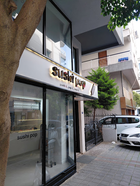 sushi ışıklı tabela